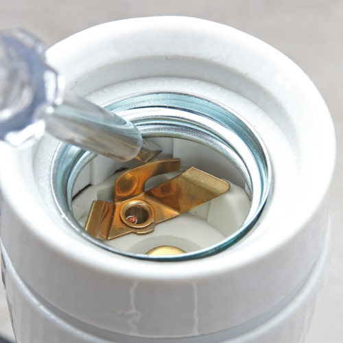 Porzellan-Fassung-richtig-verkabeln-und-wieder-oeffnen_3-1-500x500