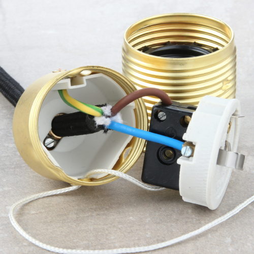 Zugschalter-Fassung-richtig-verkabeln-und-wieder-oeffnen_2-scaled-500x500