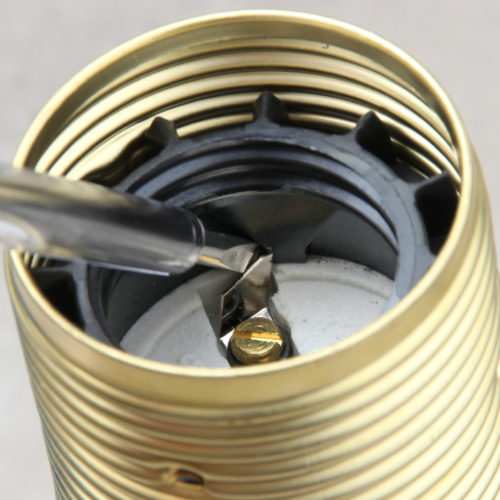 Zugschalter-Fassung-richtig-verkabeln-und-wieder-oeffnen_3-500x500