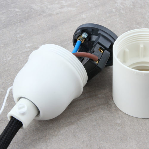 Zugschalter-Thermoplast-Fassung-richtig-verkabeln-und-wieder-oeffnen_2-scaled-500x500